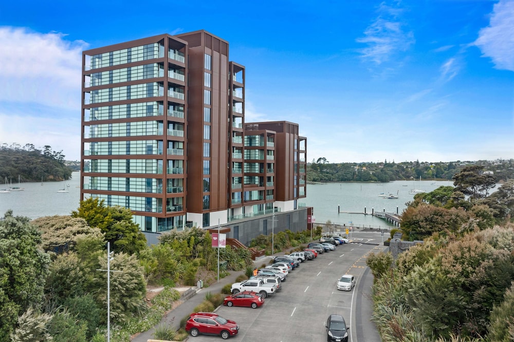 1BR with Balcony Close to Ferry by Zodiak Stays
