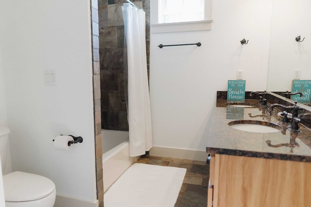 5 Mins to Beach, Shared Pool, Covered Deck, Bikes Heron Cottage by Avantstay