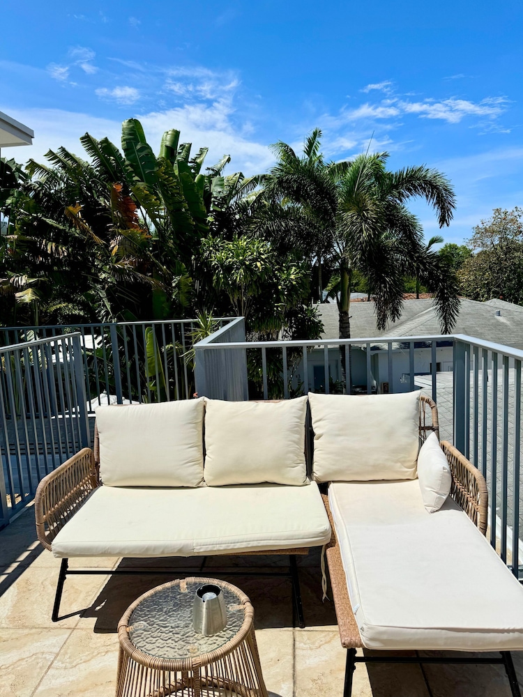 Islands Inn on the Drive - Panorama Suite - Queen Bed - A3