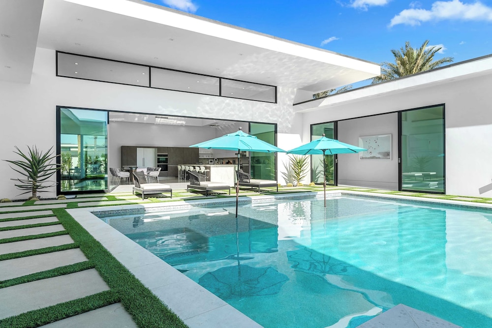 Exclusive Indio Villa Pool, Hot Tub, Putting Green Sleeps 18 Bravo #6