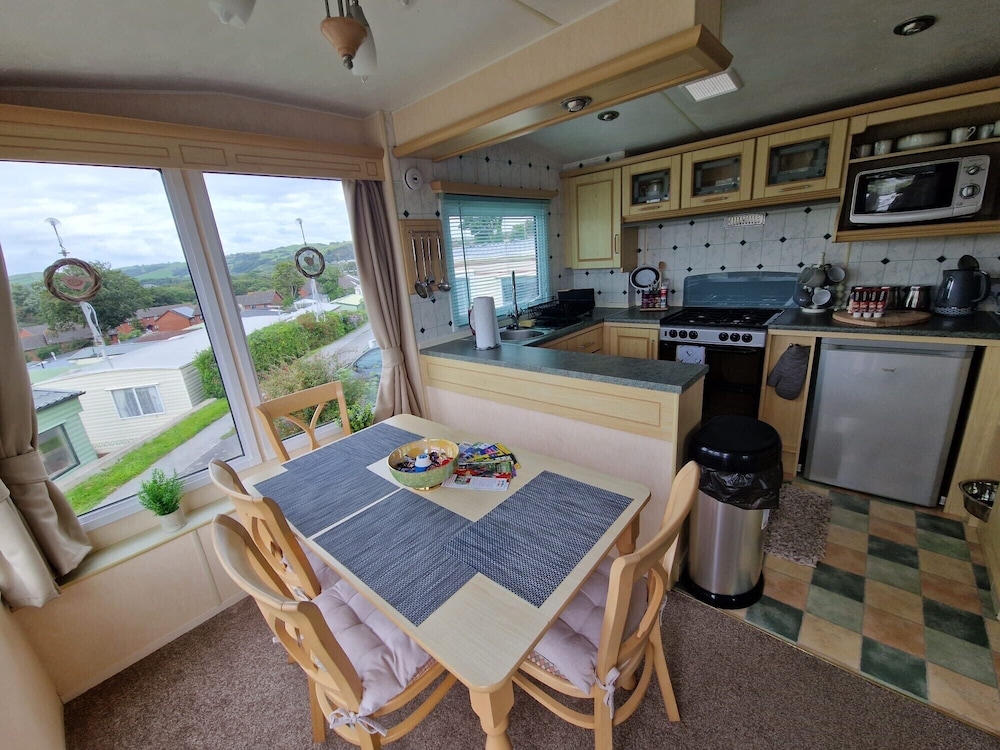 Caravansleeps6-parking-pool-mountain-petsok