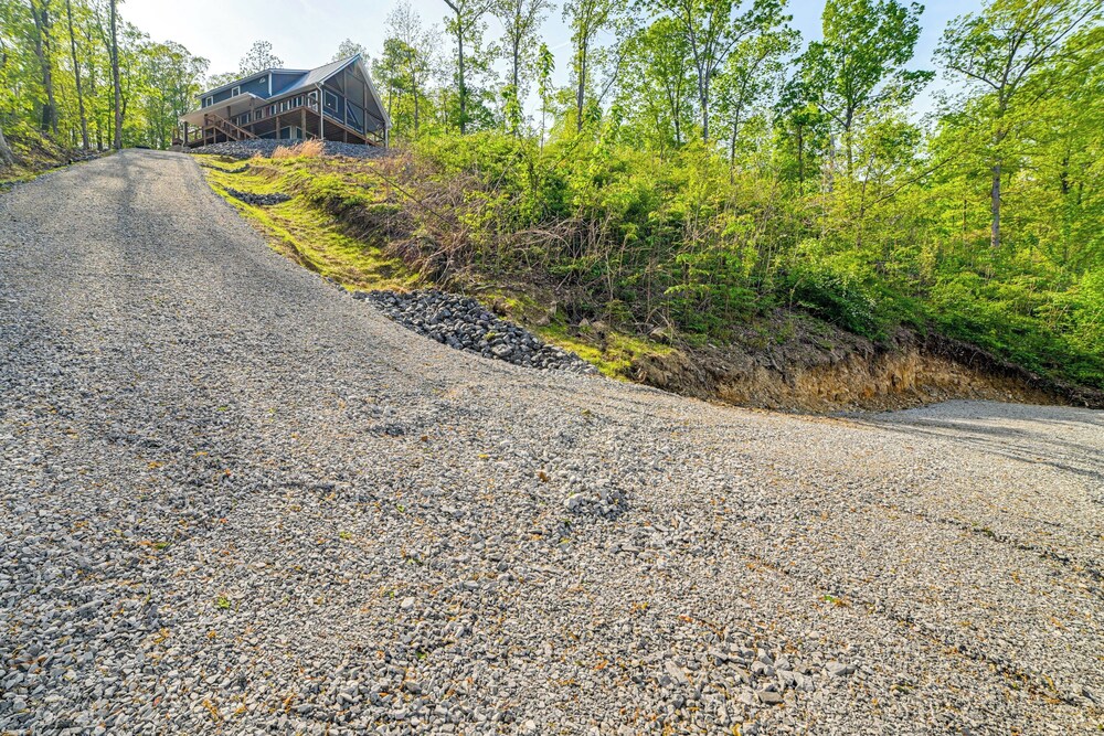 Game Room & Screened Porch: Kentucky Lake Retreat!