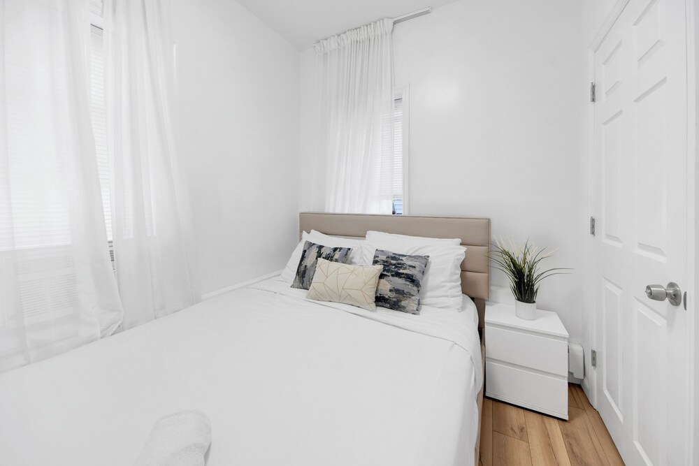 Luxury 3 BR Near NYC with Easy Parking