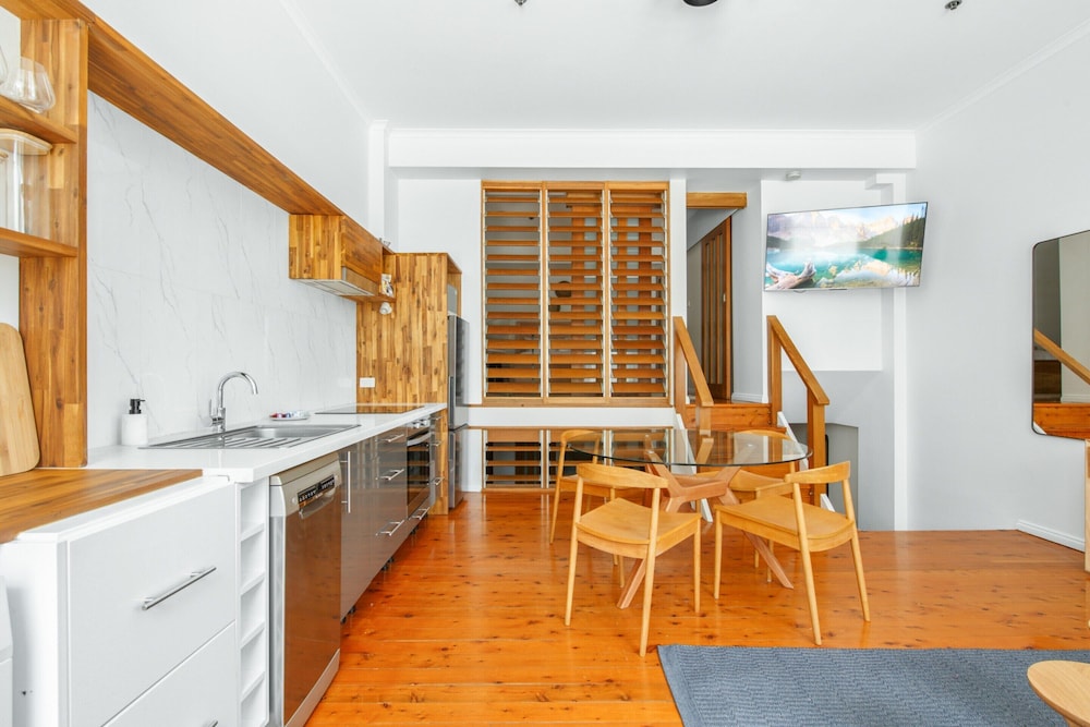 Stylish Inner City 2-bed Unit by Fig Lane Park