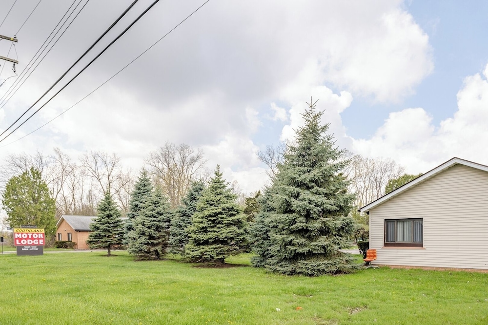 Cozy 1BR Apt AC & Parking Brownstown