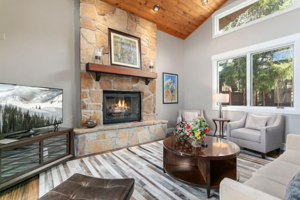 2540 Queen Esther Dr - 5 Bedroom Home with Spa 5 Home