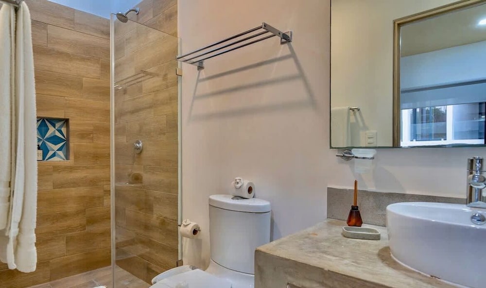 Spacious 1 BR With Great Location & Rooftop Pool by Waves Management