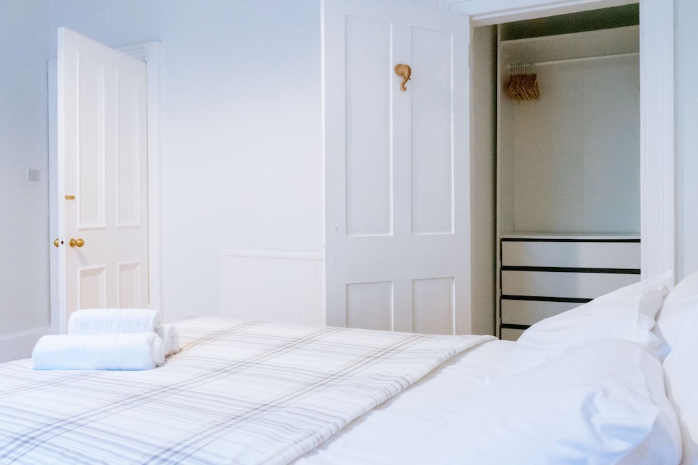 Stylish and Central Flat in Edinburgh view 3