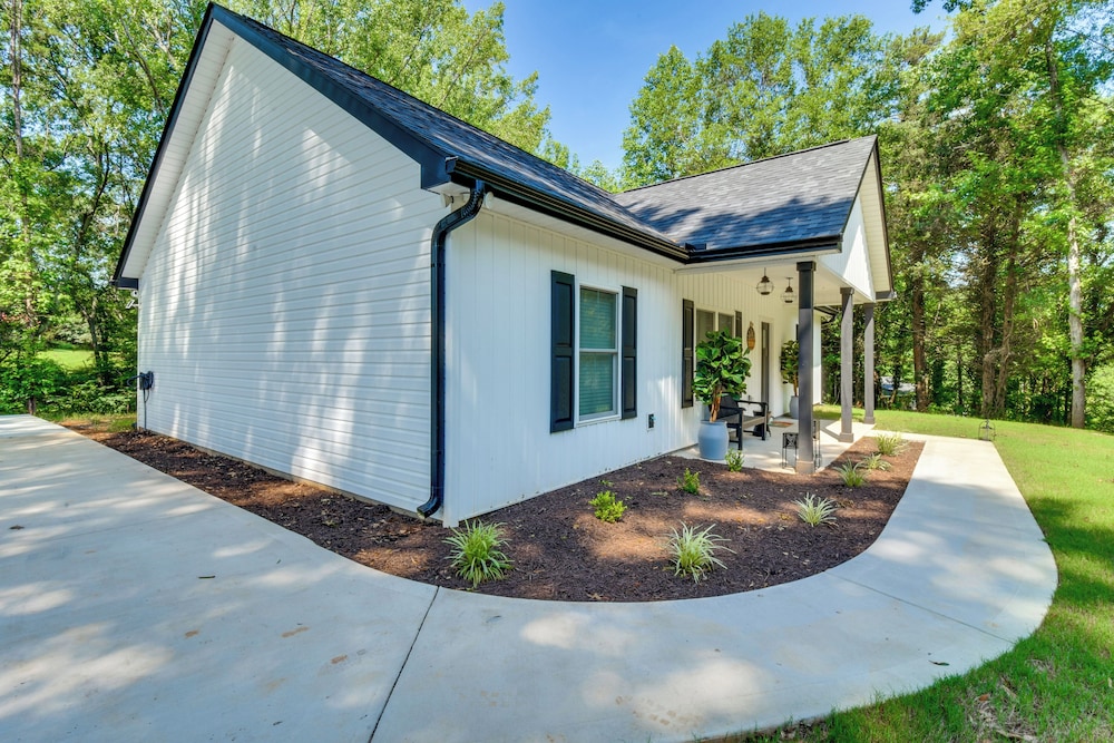 1 Mi to Lake Hartwell: Updated Retreat w/ Patio!
