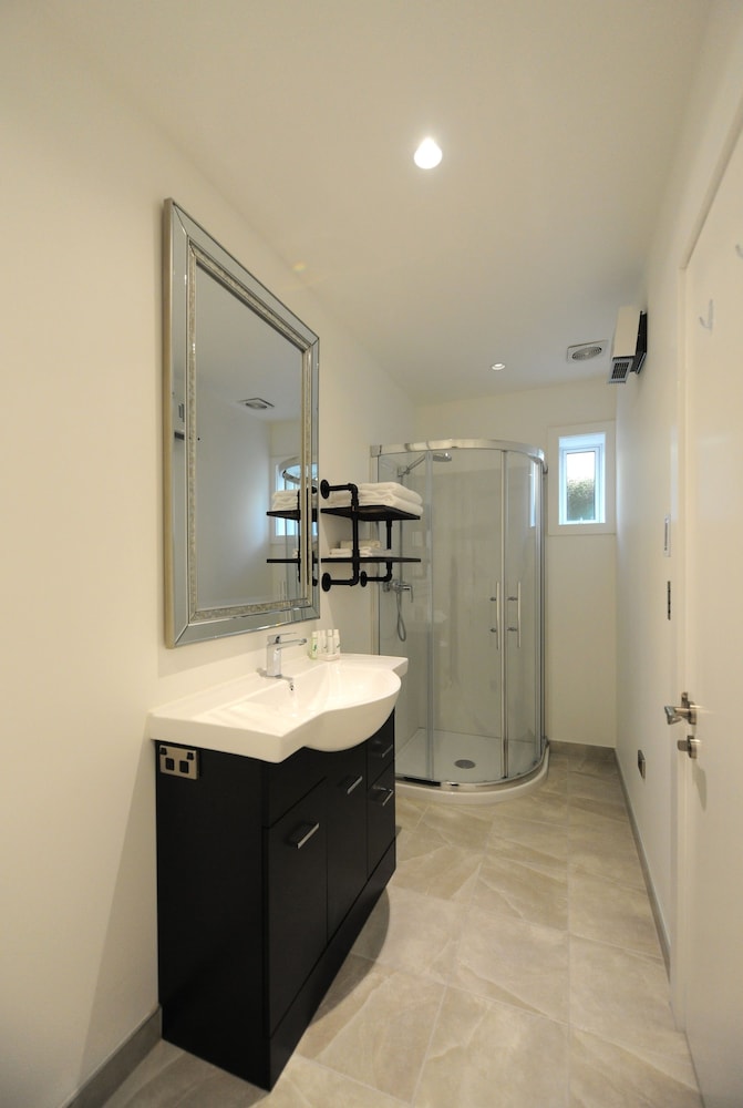 DH Lakeview Villa