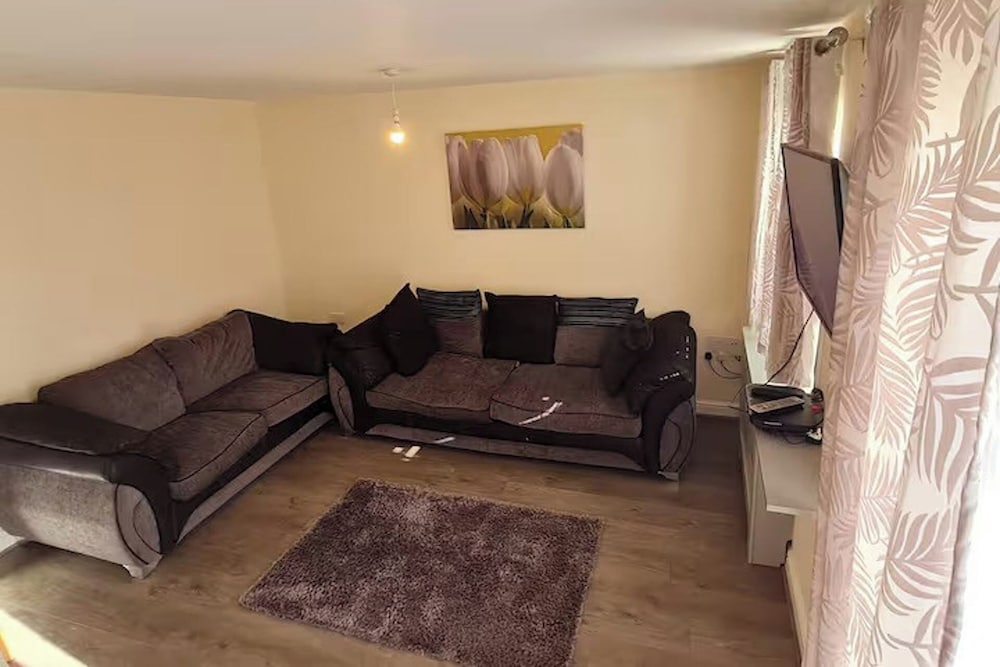 Spacious 3-bed House - Sleeps 8, Garden & Parking