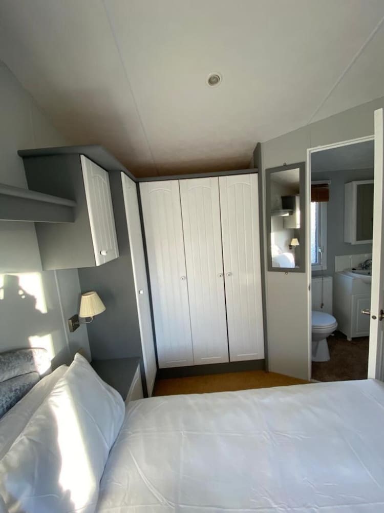 Immaculate 2-bed Static Caravan Near the Lake view 4