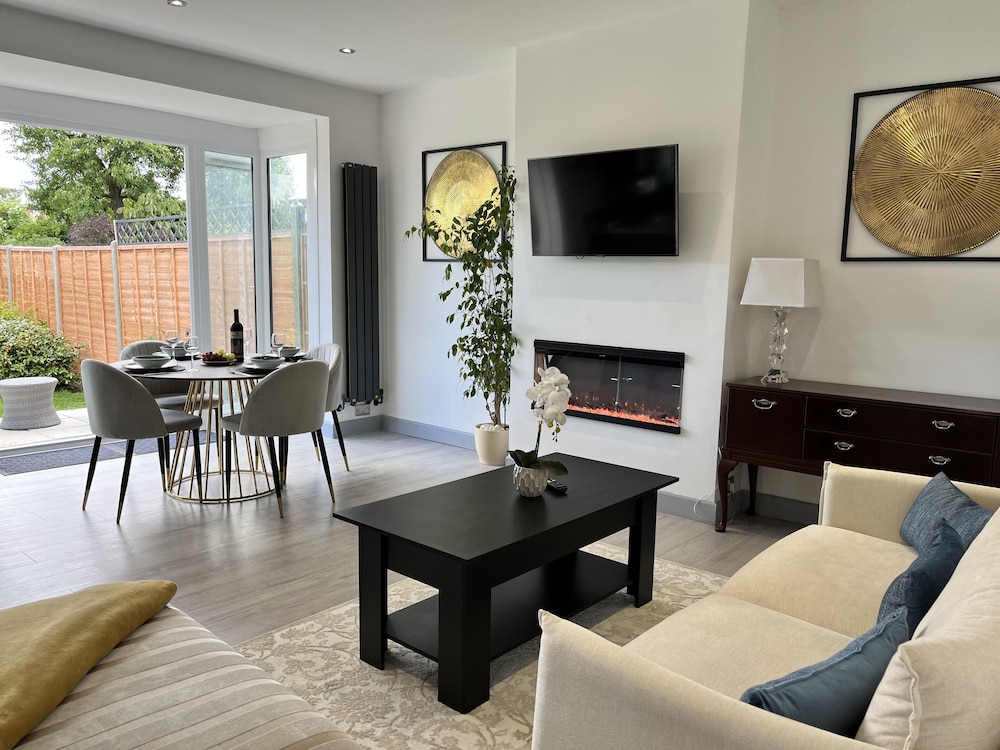 Cozy Cottage Stay - Modern, Cozy, Close to London view 2