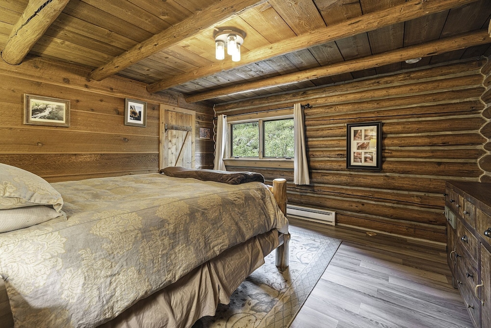 Broadmeadow Cabin - Pet Friendly - Hiking Snowshoeing Ski - Near Allenspark - Estes Park 3 Bedroom Cabin by RedAwning view 4