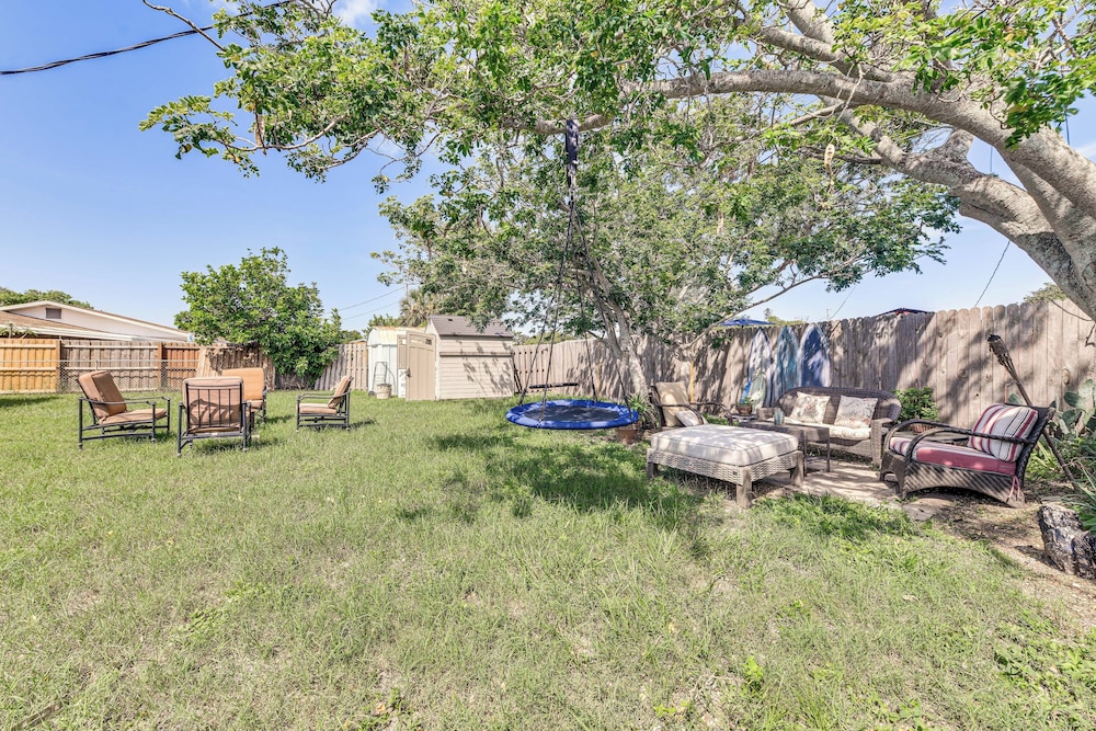Backyard Hangouts: Bradenton Home Near Dining!