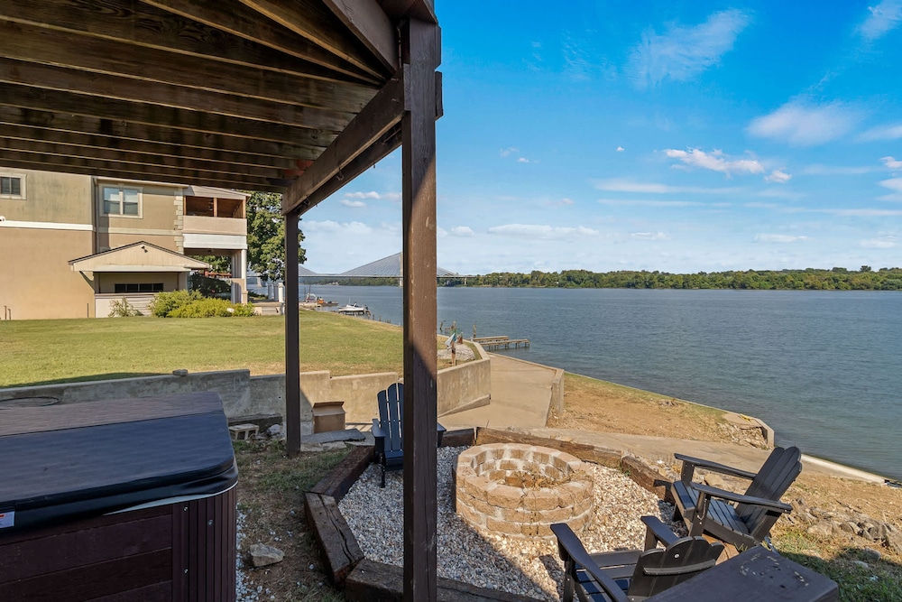 Renovated River Home Hot Tub Sauna Game Room