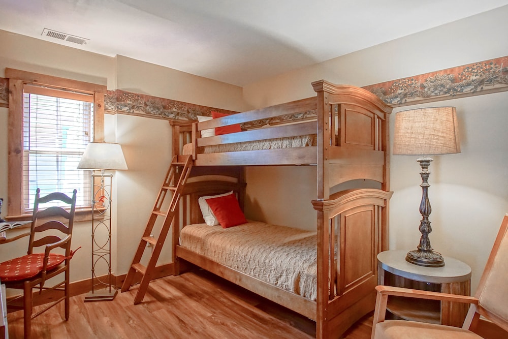 Camp 4 # 11: 3 Bedrooms + Bonus Sleeping Den, 3.5 Baths: Slope Side