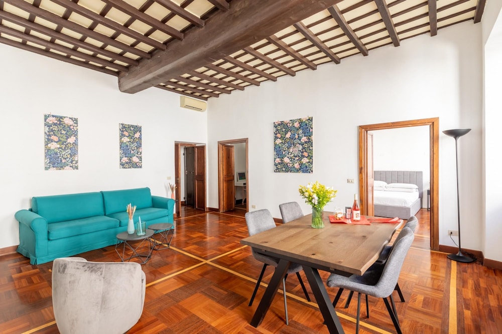 Campo de Fiori Large and Beautiful Apartment
