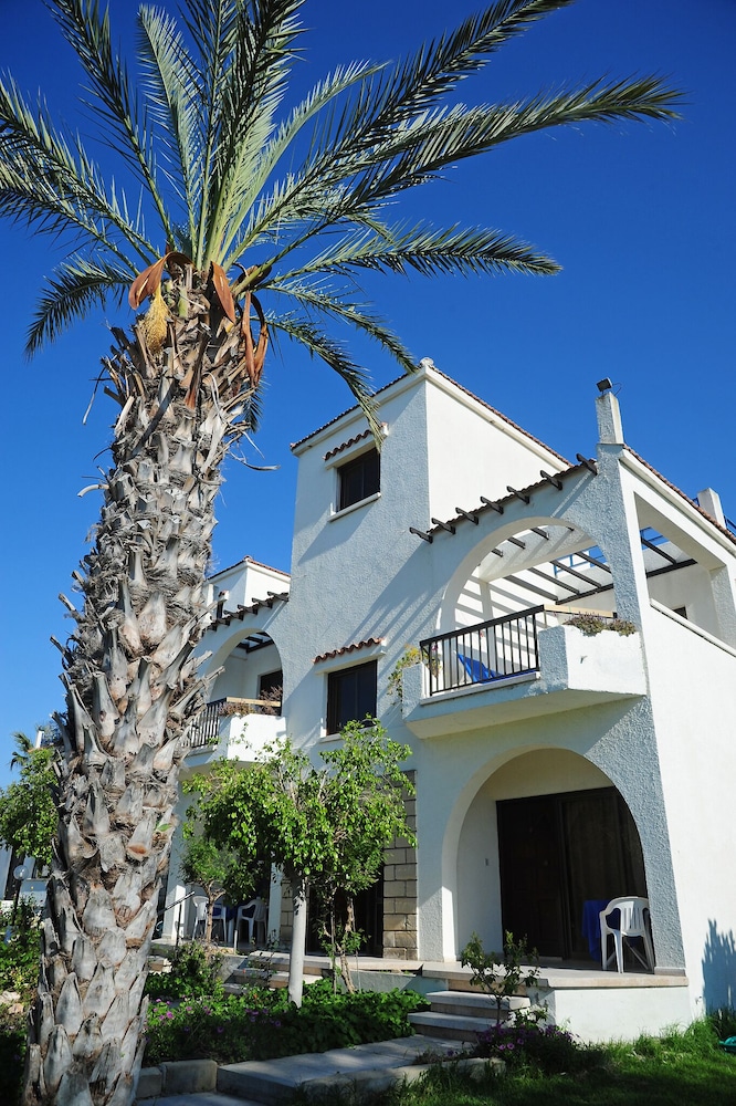 Room-spacious One Bedroom Apartment in P view 4