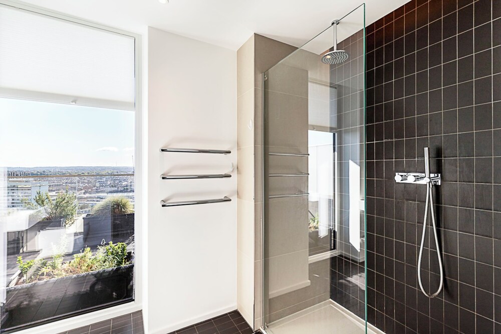 Luxurious 3-bed Sky-high Battersea Gem