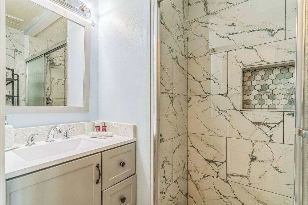 Comfortable 4BR Getaway: Wifi & Parking Included