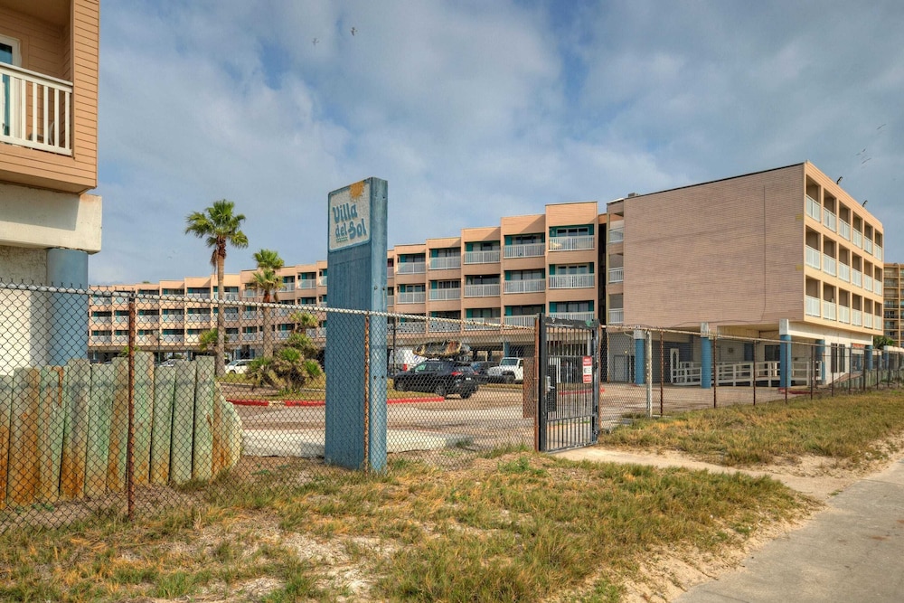 Private Balcony w/ Ocean View Pool & Hot Tub Access Ocean Echo by Avantstay