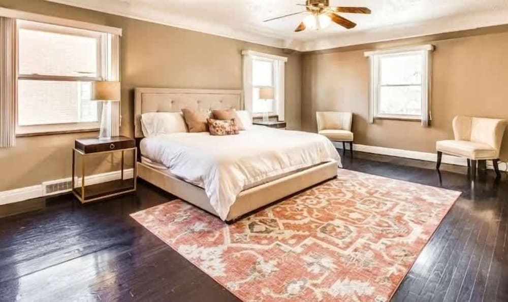 Spacious 5br Sleeps 10 University District 5 Bedroom Home