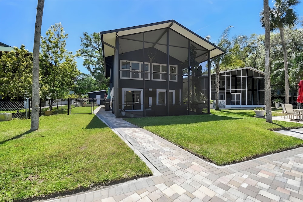 Waterfront Gem on Weeki Wachee River w/ Boat Slip!