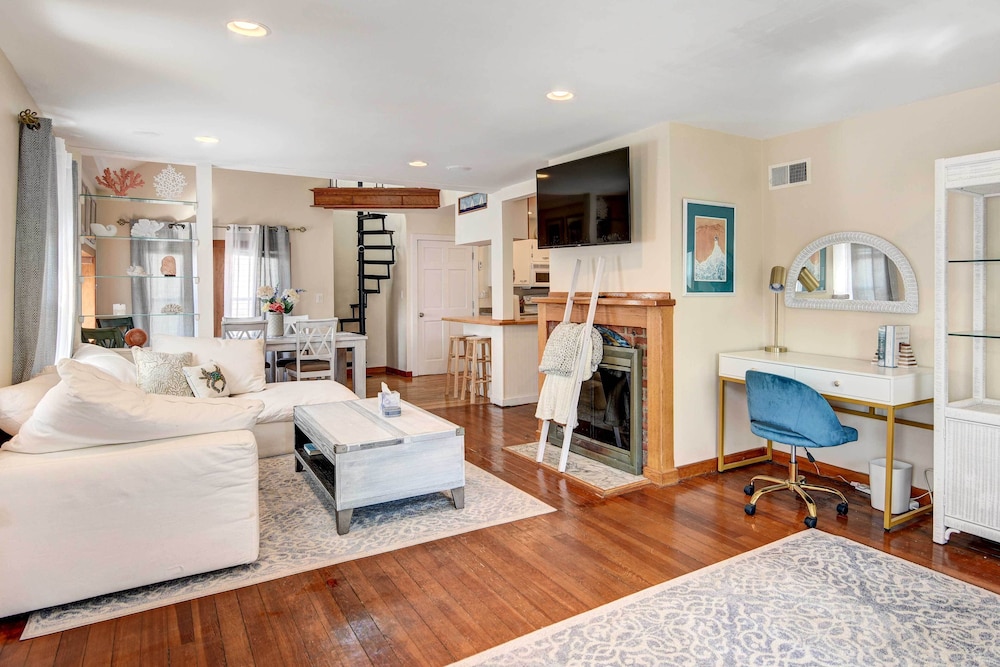 Beautiful Portsmouth Cottage By the Sea w/ Jacuzzi