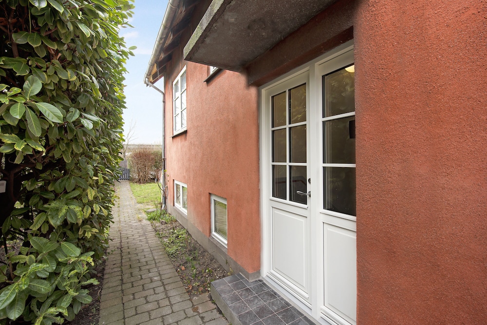 Sanders Charm 2 - Great 2-bdr Apt With Shared Garden and Balcony