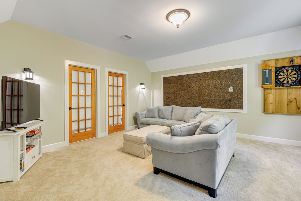 2 Mi to Golfing & Hiking: Spacious Wilmington Home