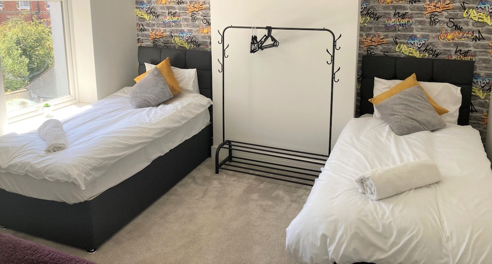 Lovely 4-bed House in Central Wolverhampton view 5