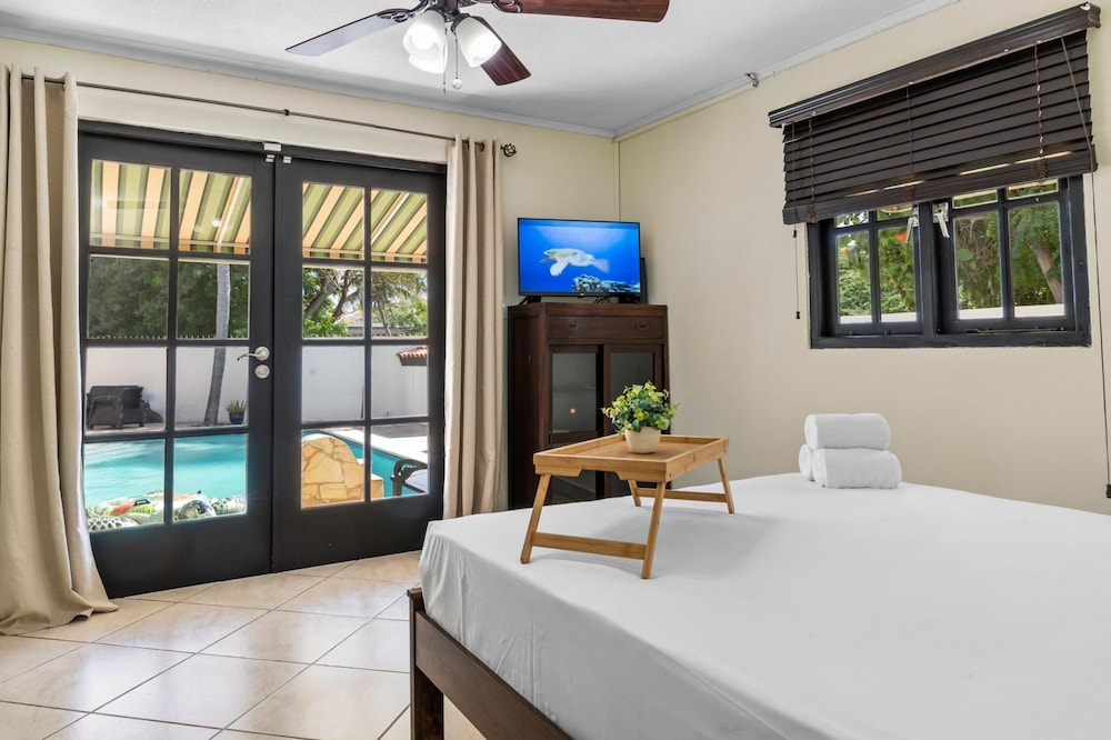 Luxurious Haven in the Heart of the Island Pool