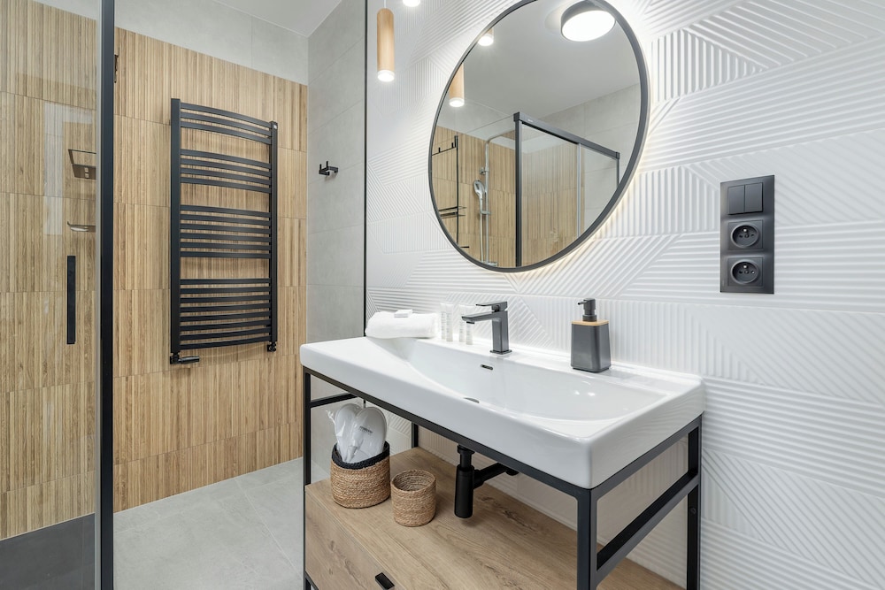 Apartment With Parking by Renters