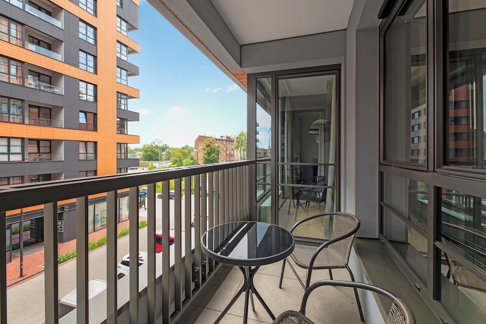 Doki Living - Foodhall & Parking by Downtown Apartments