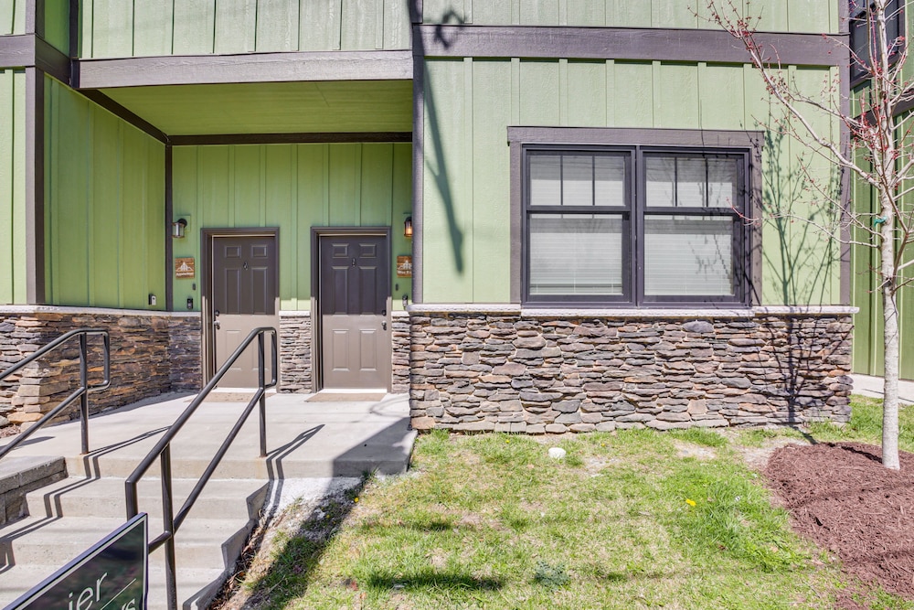 Dtwn Blowing Rock Condo w/ Private Hot Tub! view 5