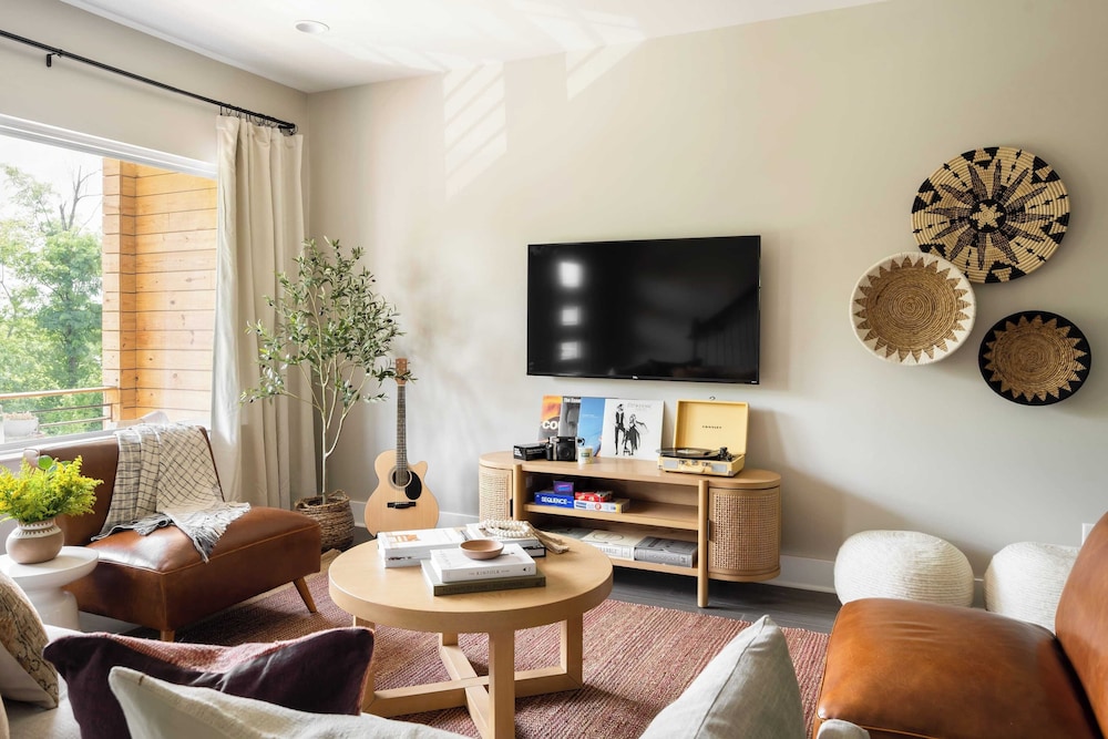 8 Nashville Homes w/ 21 Bedrooms, 21 Baths & Space for 74, Just Minutes From Broadways Nightlife, Dining, and Music Scene Cherokee by Avantstay