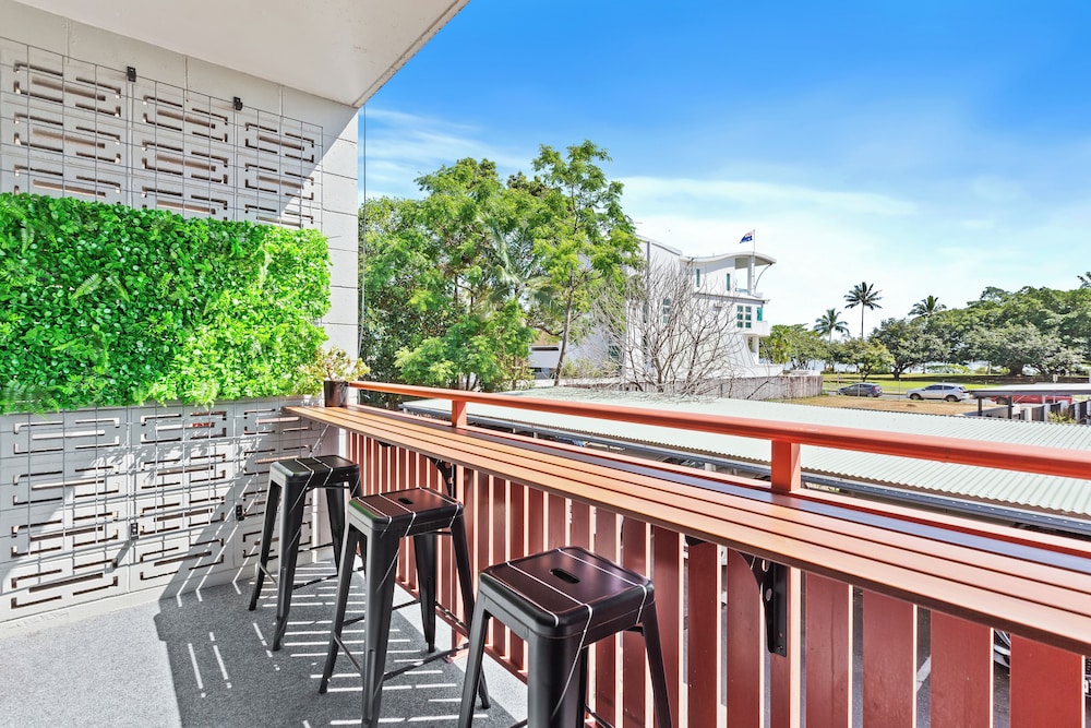 Modern Apartment with Esplanade Views