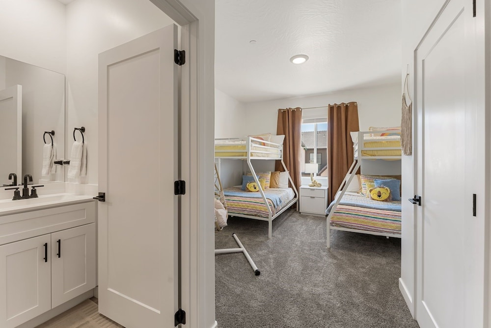Ripples And Rocks Adventure House 4 Bedroom Townhouse