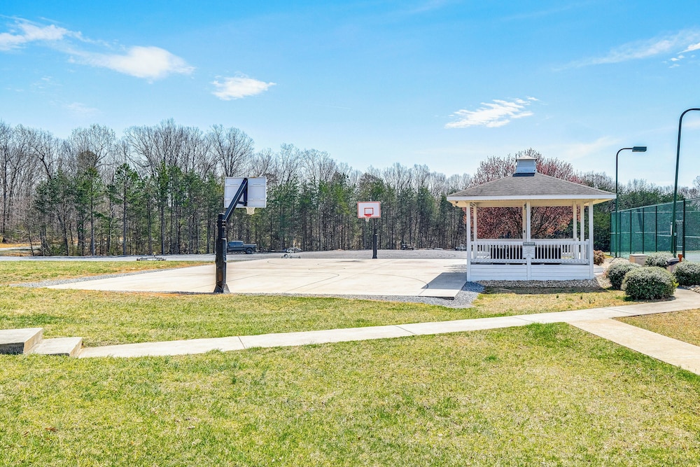 Smith Mountain Lake Retreat w/ Resort Amenities!