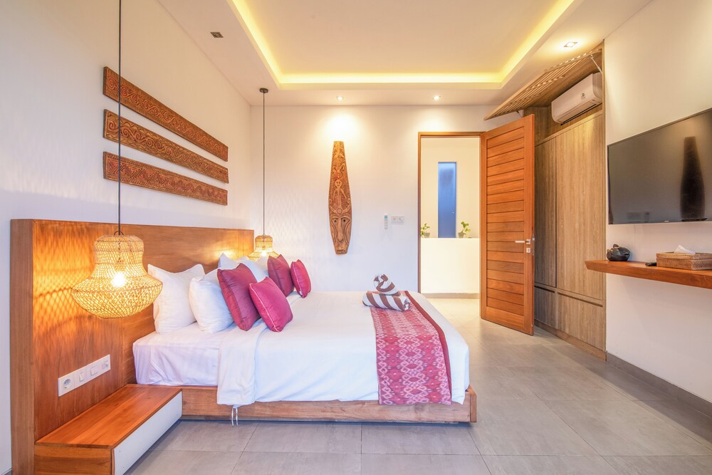 Luxury 4BR Haven, Steps to Canggu's Beach Elegance