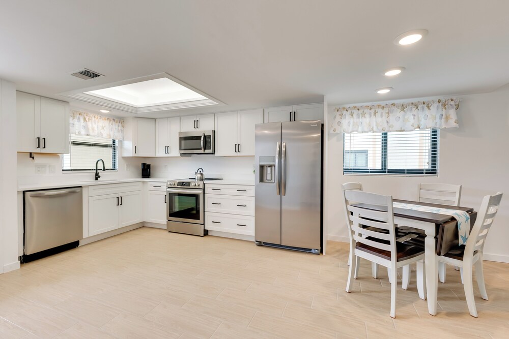 5 Mi to Fort Myers Beach: Condo w/ Private Lanai!