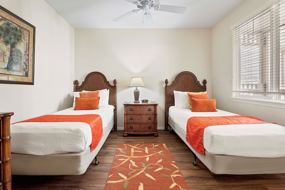 Concierge Included - Walk to Restaurants & Shopping - AC - Infinity Pool! -vrkcv