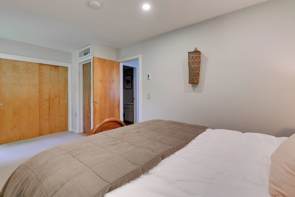Ski-in/ski-out Sugarbush Retreat w/ Indoor Hot Tub