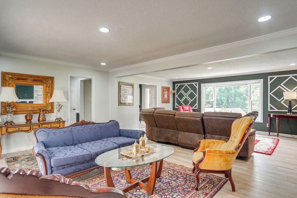 Pool & Game Room: Family Retreat in Fayetteville
