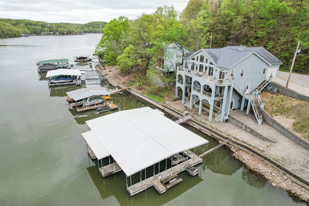 Huge! Sleeps 30-kayaks, Pedal Boat & Paddle Boards
