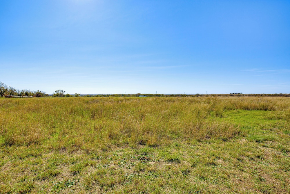 30 Mi to Fort Worth: Rural Retreat w/ Patio!