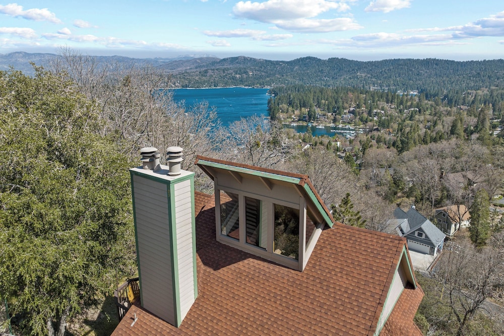 Mins to the Lake, Arcade/playroom, Panoramic Deck Views Nadelhorn by Avantstay view 2