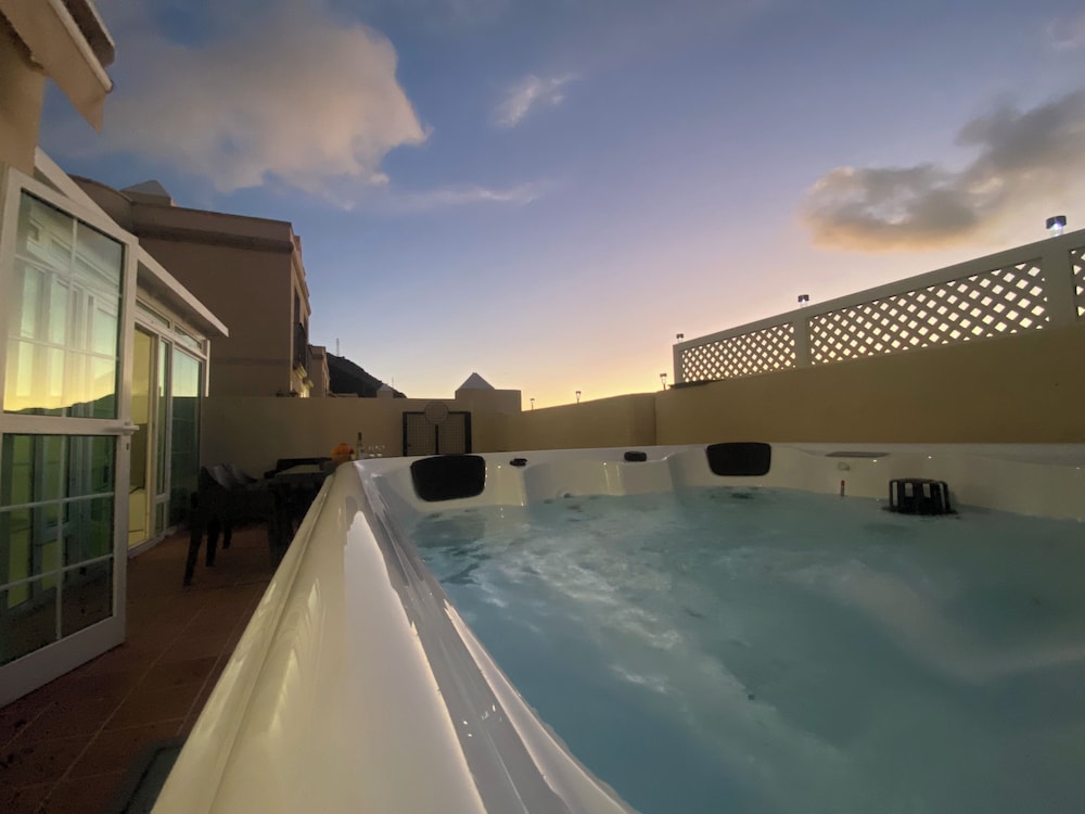 Modern Family Home Near the Pool With Private Jacuzzi!