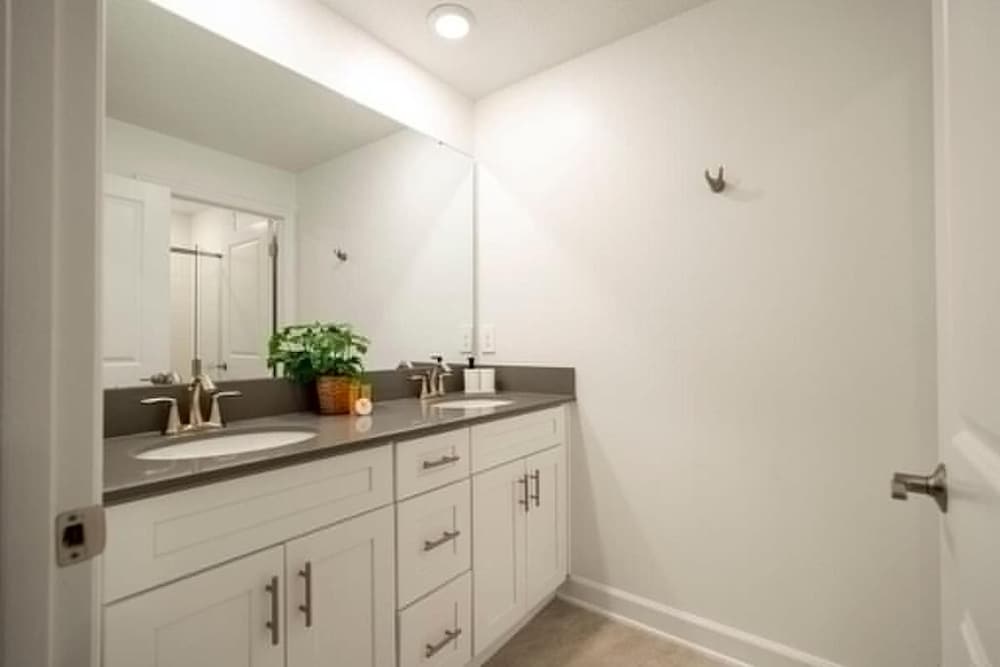 2557 Awesome 4BD Townhouse Located at Storey Lake